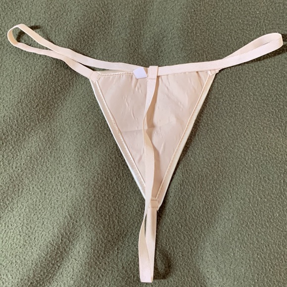 New gorgeous cream colored bustier w/ matching thong. Expands from 14.5 to 18.5. - Picture 8 of 11